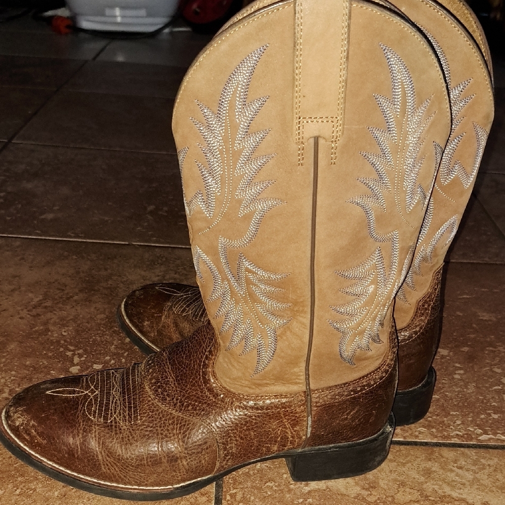 Ariat Brown and Tan Cowboy Boots with Classic Western Design